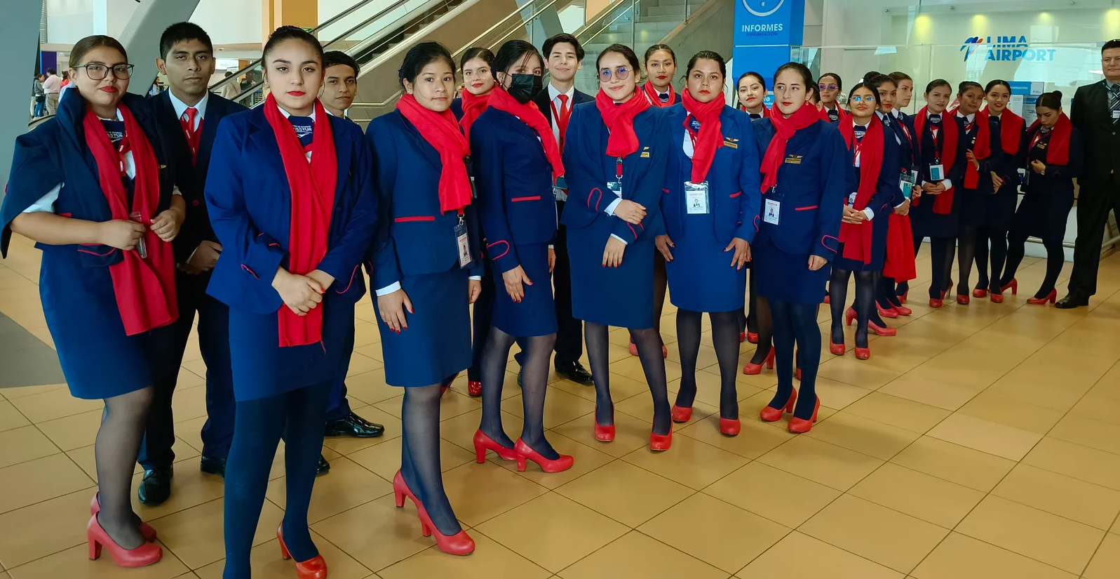 Alumnos avisstur estudiantes aeropuerto